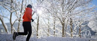 在寒冷的天气中训练马拉松比赛可能很困难，但是您可以在进行里程时保持安全。